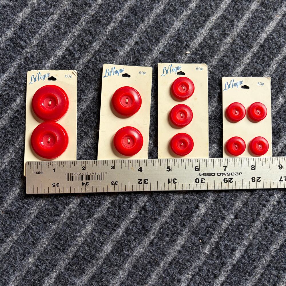 La Vogue Red collectible Buttons Vintage #7032 - Picture 4 of 4